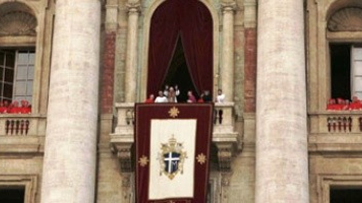 Antes de salir el Papa, se anuncia su nombre de pila... en latín