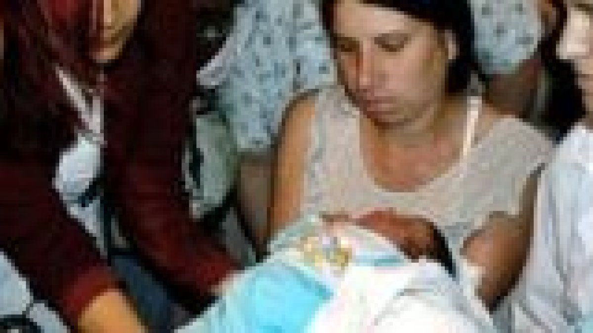 El cardenal Bergoglio bautizando niños