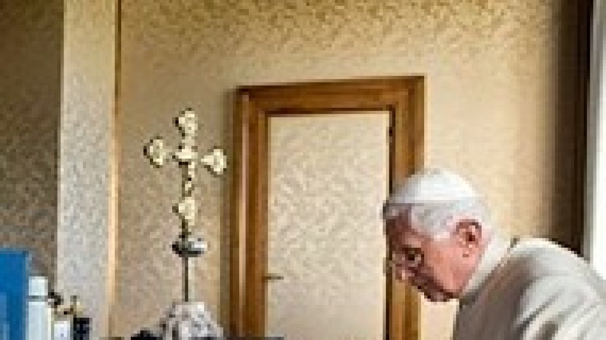 Benedicto XVI, en su mesa de trabajo.