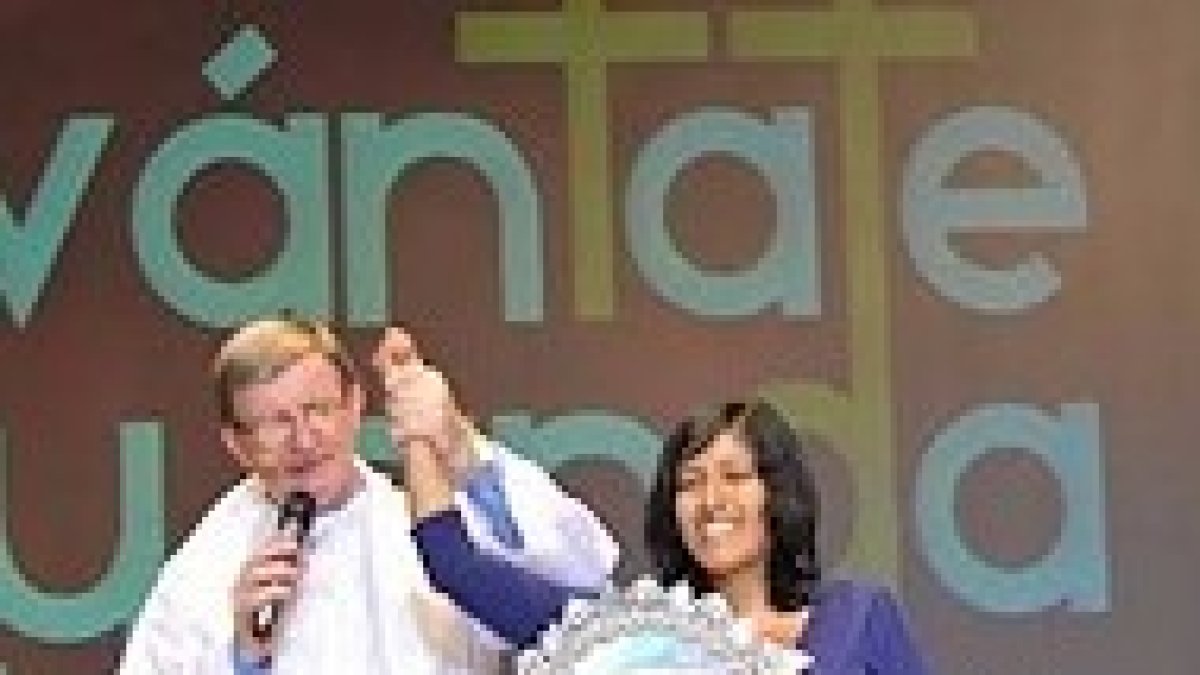 Sara, junto al padre Kelly.