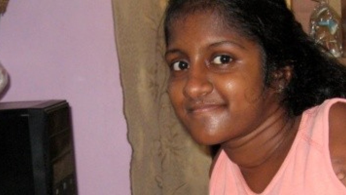 No tiene brazos y no puede caminar, pero con el pie teclea y dibuja postales sobre el amor de Dios