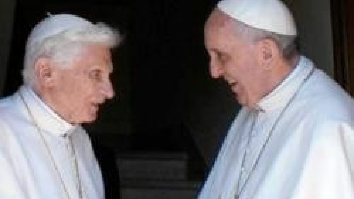 Francisco recibe a Benedicto XVI a su regreso el 2 de mayo al Vaticano