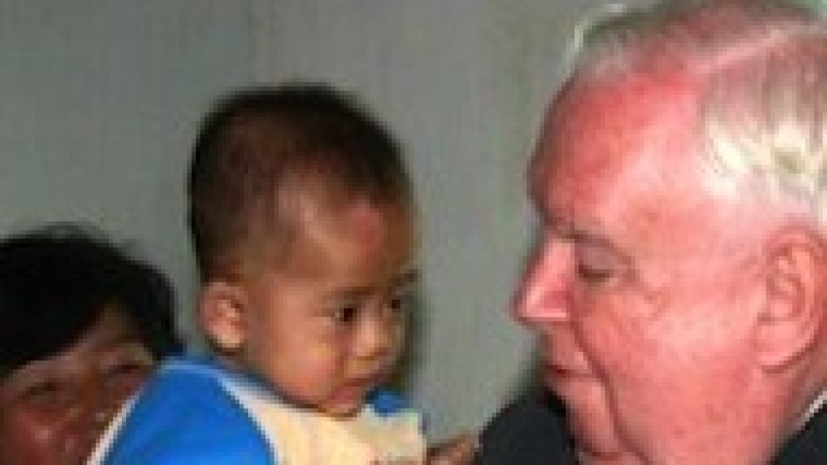 El padre Gerald Hammond, con un niño norcoreano