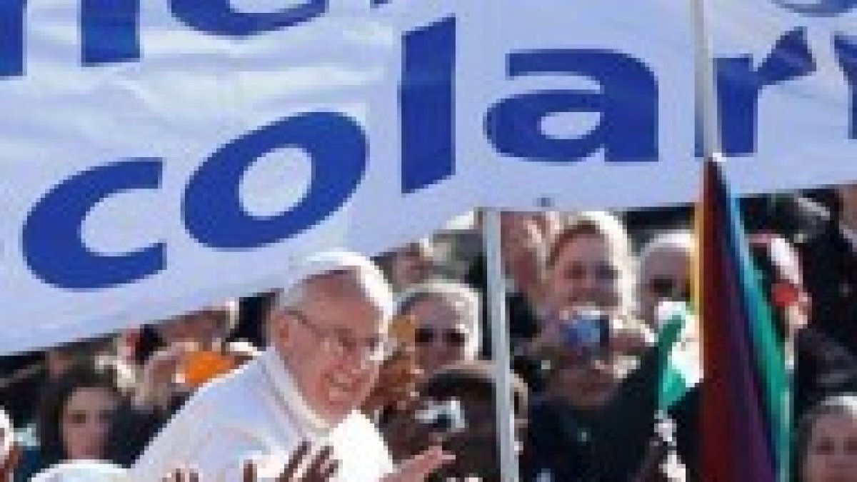 Francisco saluda a los movimientos