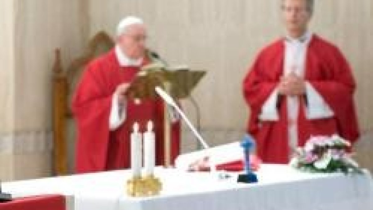 Francisco, al fondo, en misa en Santa Marta