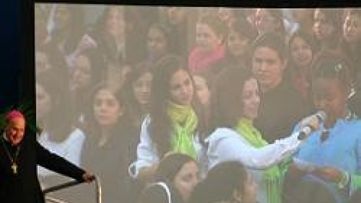 Javier Echeverría, a la izquierda, escucha la pregunta formulada por una joven en la JMJ 2013