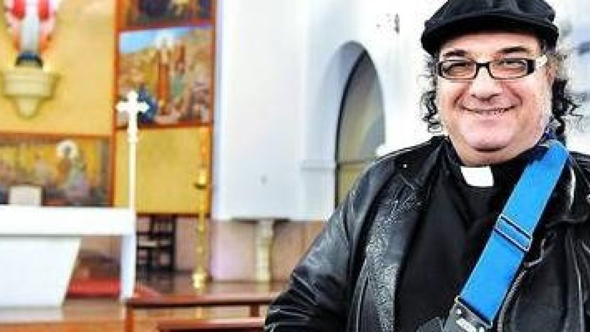 El padre César Scicchitano ya grabó 18 discos antes, pero ahora encaja en la papamanía popular