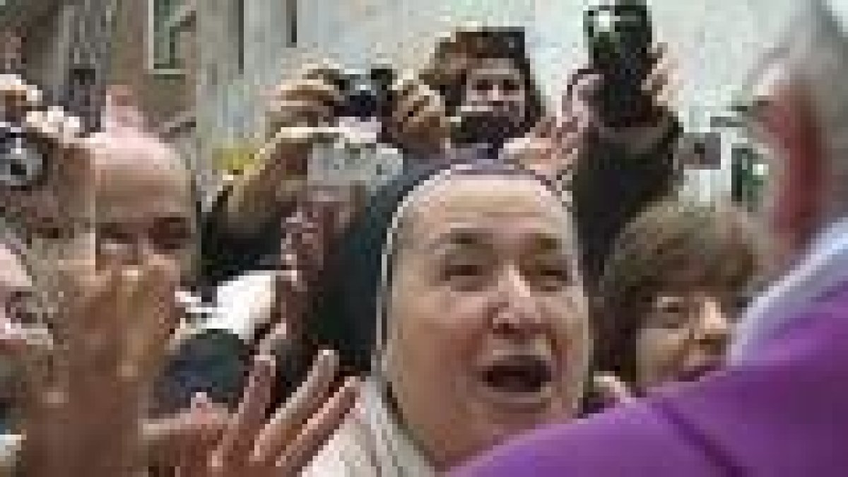 Francisco saluda a los feligreses