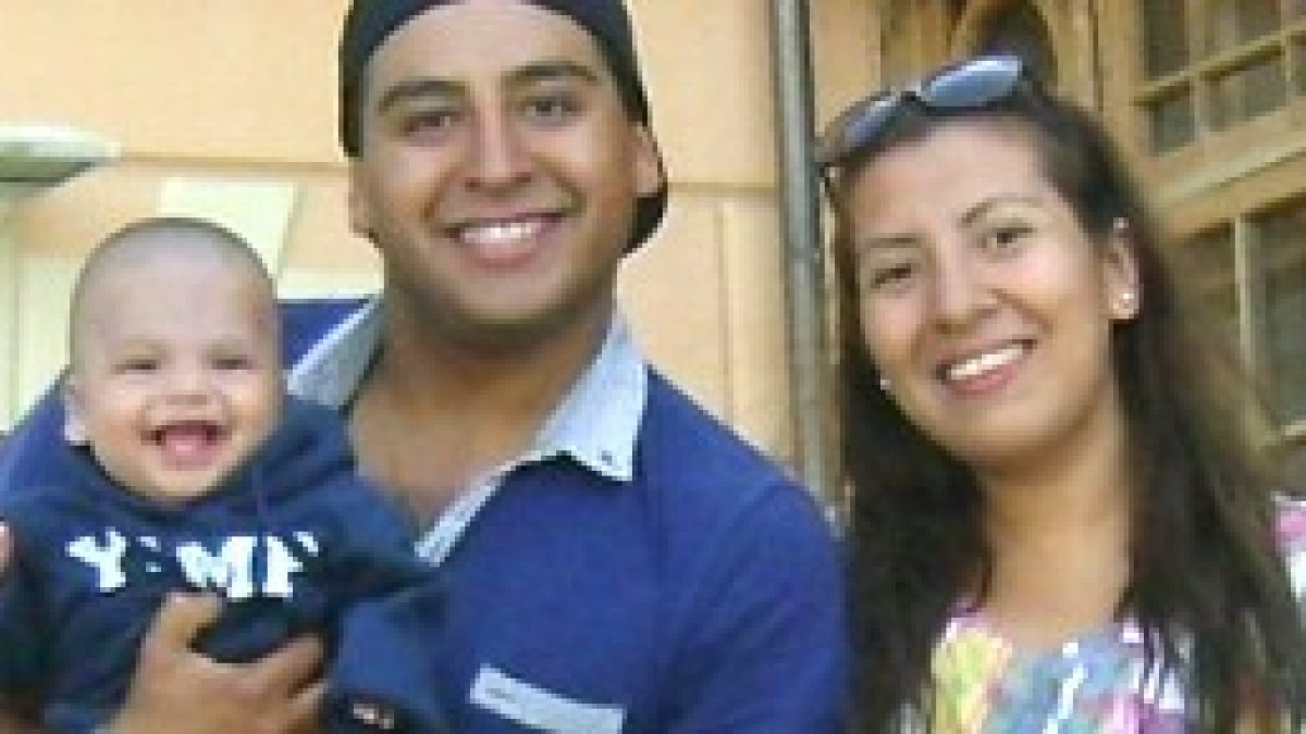 El pequeño Santiago con sus padres, Manuel y Natalia - la enfermedad los acercó a Dios