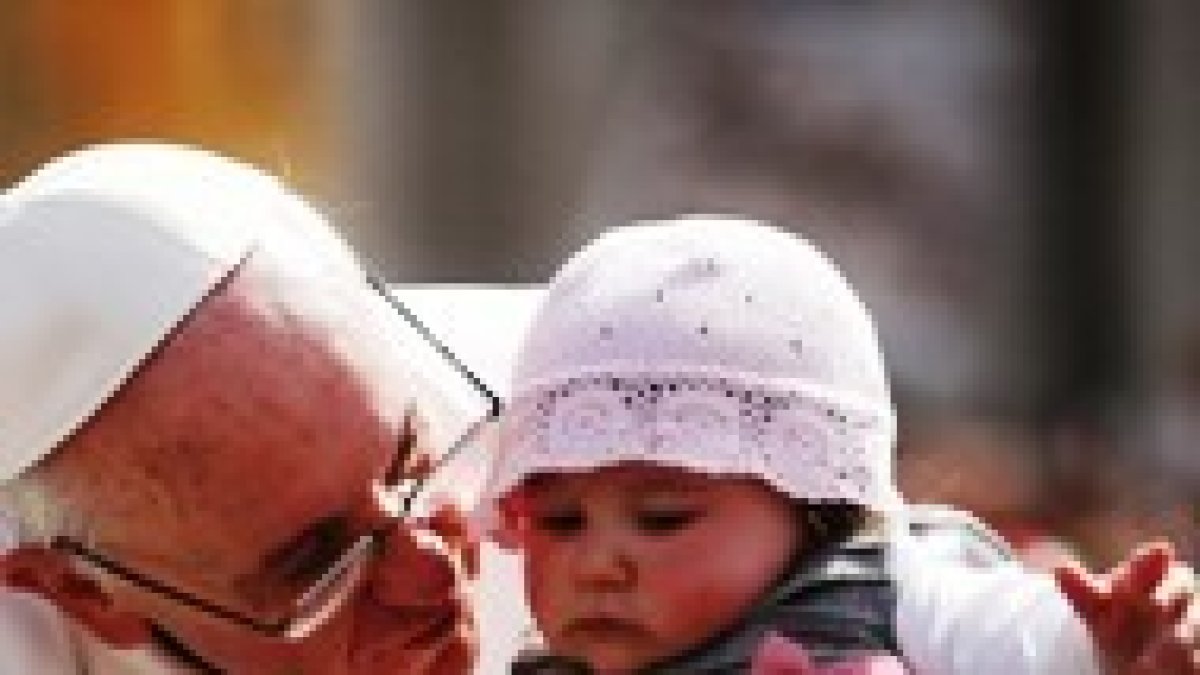 El Papa Francisco con un pequeño