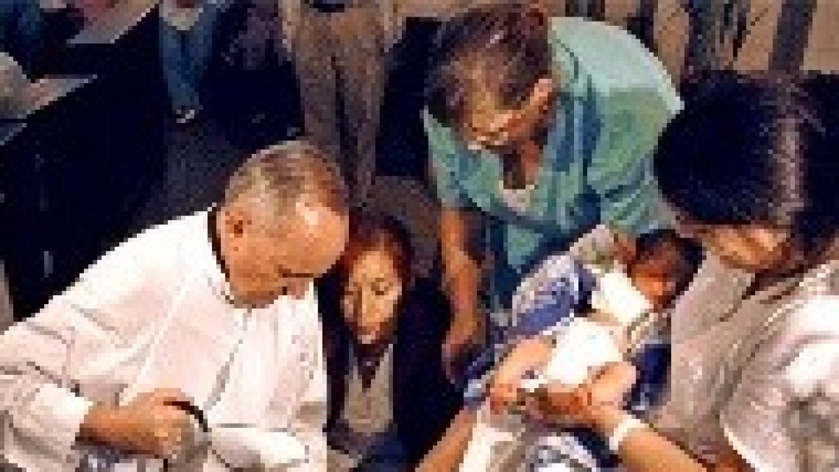 Bergoglio en un lavatorio de pies