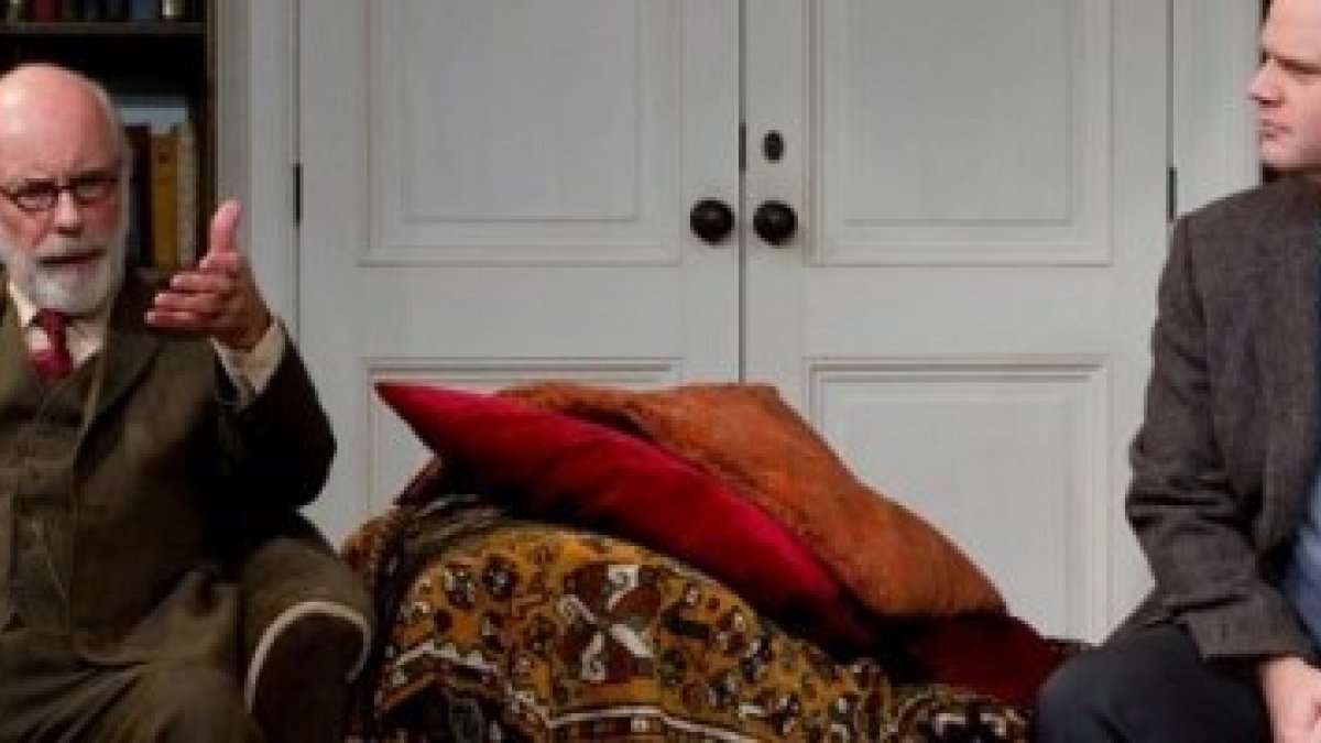 Escena de una de las representaciones teatrales de La Última Sesión de Sigmund Freud
