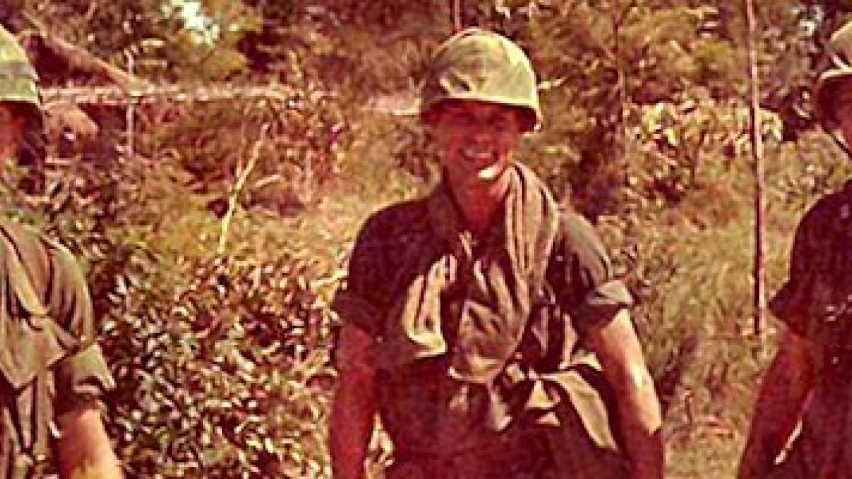 A la derecha, el padre Capodanno.