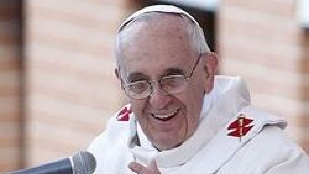 Francisco recibe cartas de gente que sufre, y a veces les telefonea