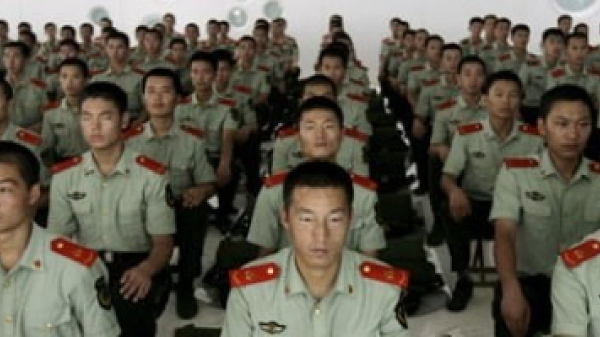 ¿Cuántos policías chinos se necesitan para detener a un cura solo, pacífico y desarmado?