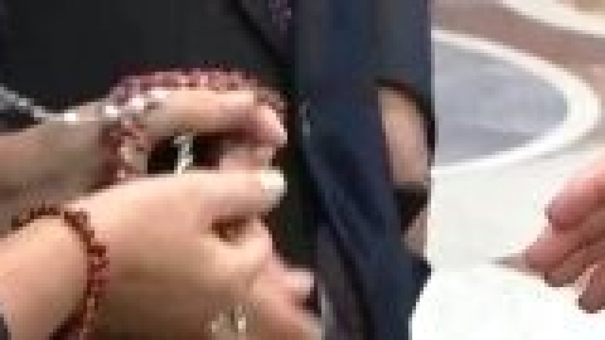 La esposa de Piñera presenta estos rosarios al Papa