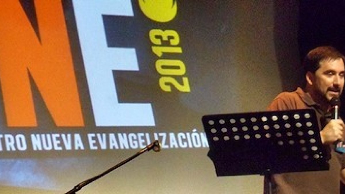 Tote Barrera se dirige a los asistentes.