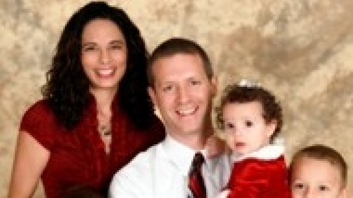 Becky, con su marido y sus tres hijos, en 2012