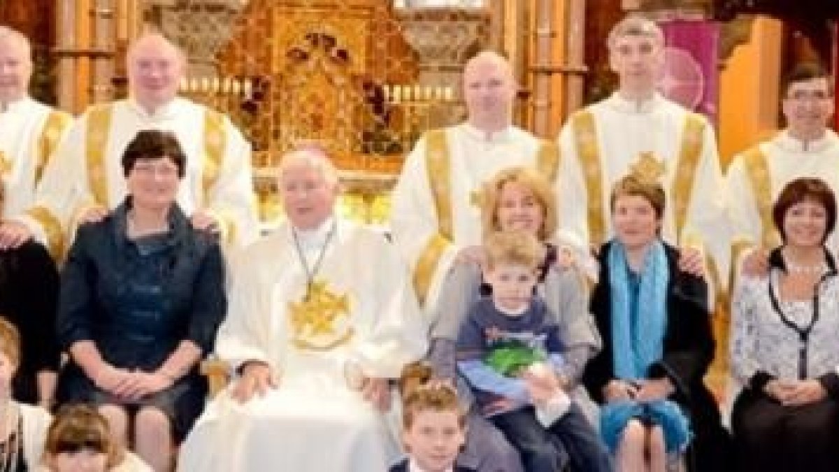 El obispo de Elphin, Irlanda, con 6 diáconos, sus esposas e hijos, ordenados en 2012; en EEUU hay más diáconos que en Europa