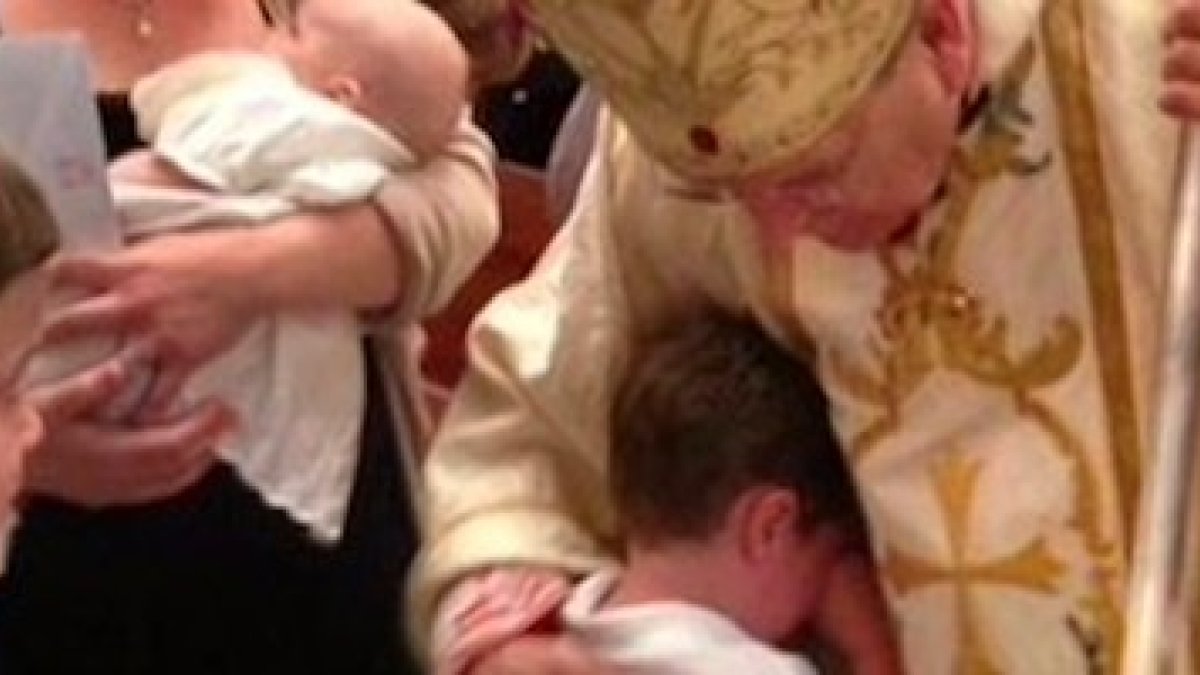 Louis se refugió en los brazos del cardenal, desconsolado.