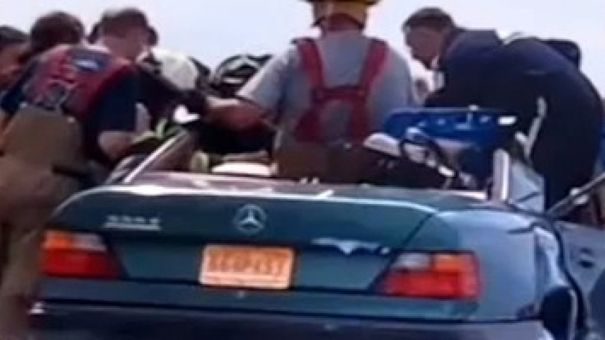 Nadie vio llegar al cura, nadie le vio irse, nadie le reconoció... y no sale en ninguna de las 69 fotos del rescate.