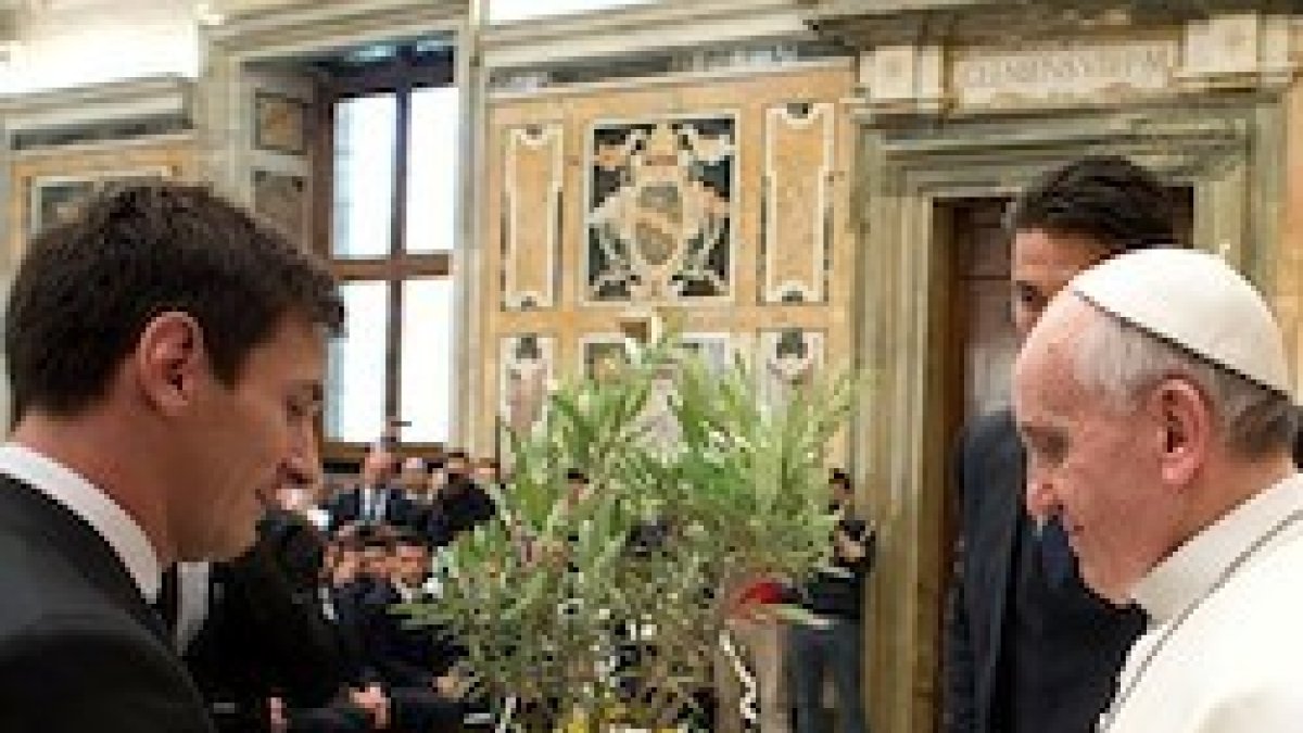 El Papa recibió un regalo de manos de Lionel Messi.