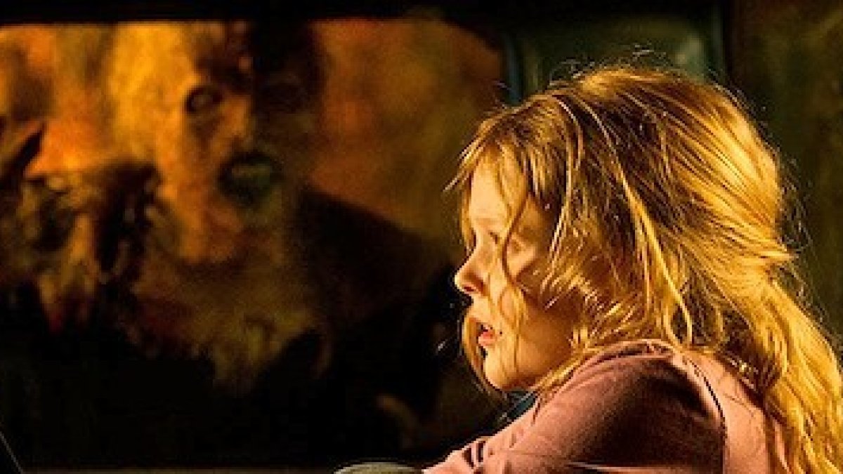 El demonio se ceba con la niña protagonista de la película.