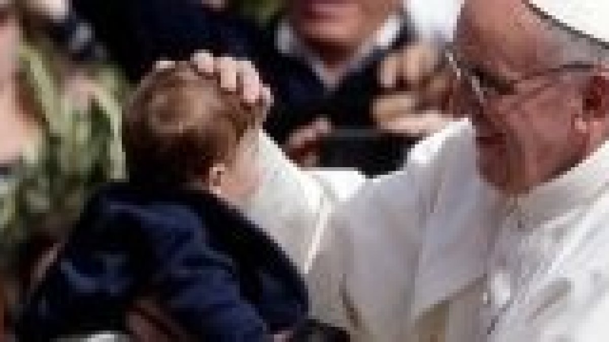Papa Francisco con un niño