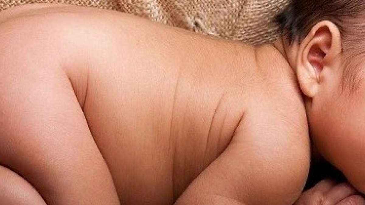 Un bebé recién nacido