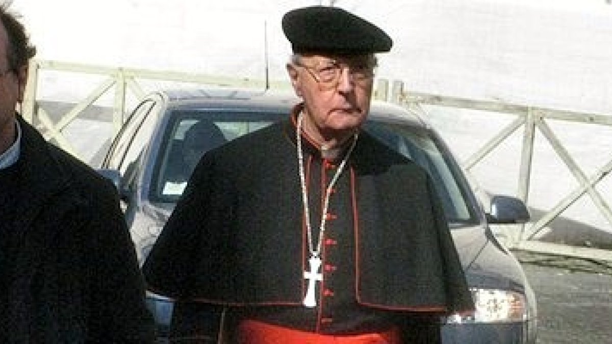 El cardenal Prosper Grech, a la salida de la primera congregación general previa al cónclave.