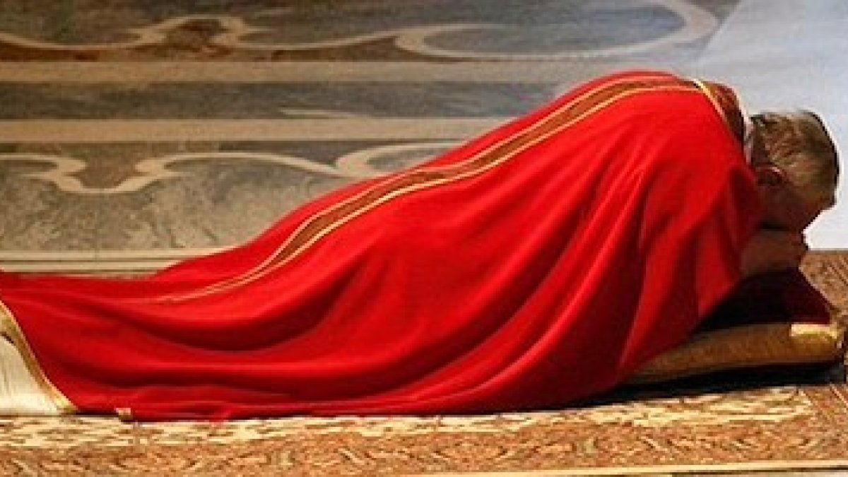 El Papa, postrado en oración el Viernes Santo.
