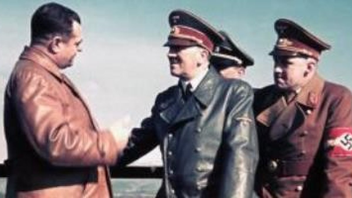 Hitler saludando a Martin Bormann