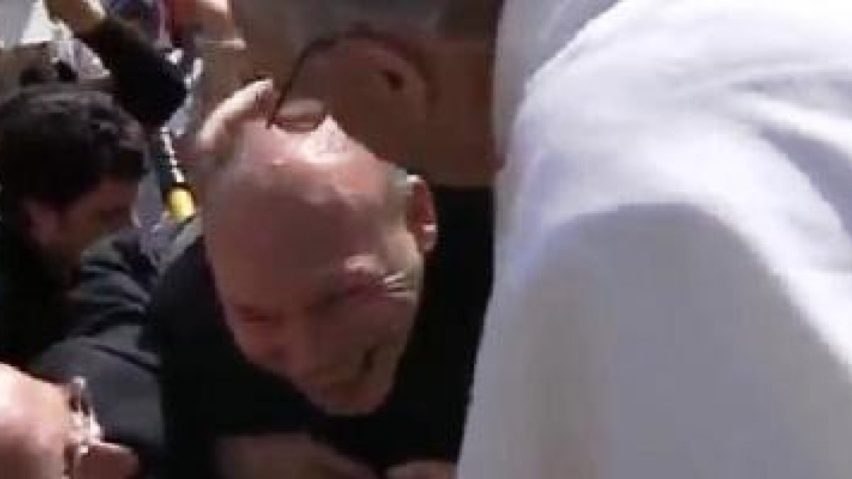 El Papa se inclina a saludar a un enfermo tras la Misa de Ramos