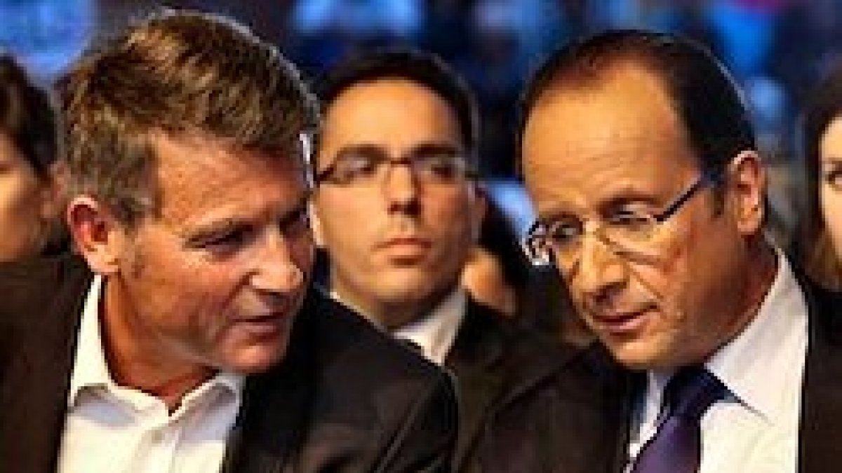 A la izquierda, Vincent Peillon, ministro de Educación, conversa con el presidente de la República, Franois Hollande.