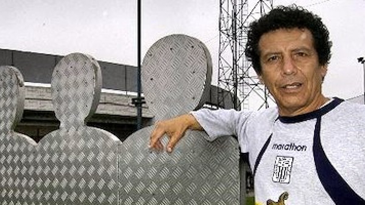 César Cueto nació en 1952 en Lima y jugaba en el centro del campo.