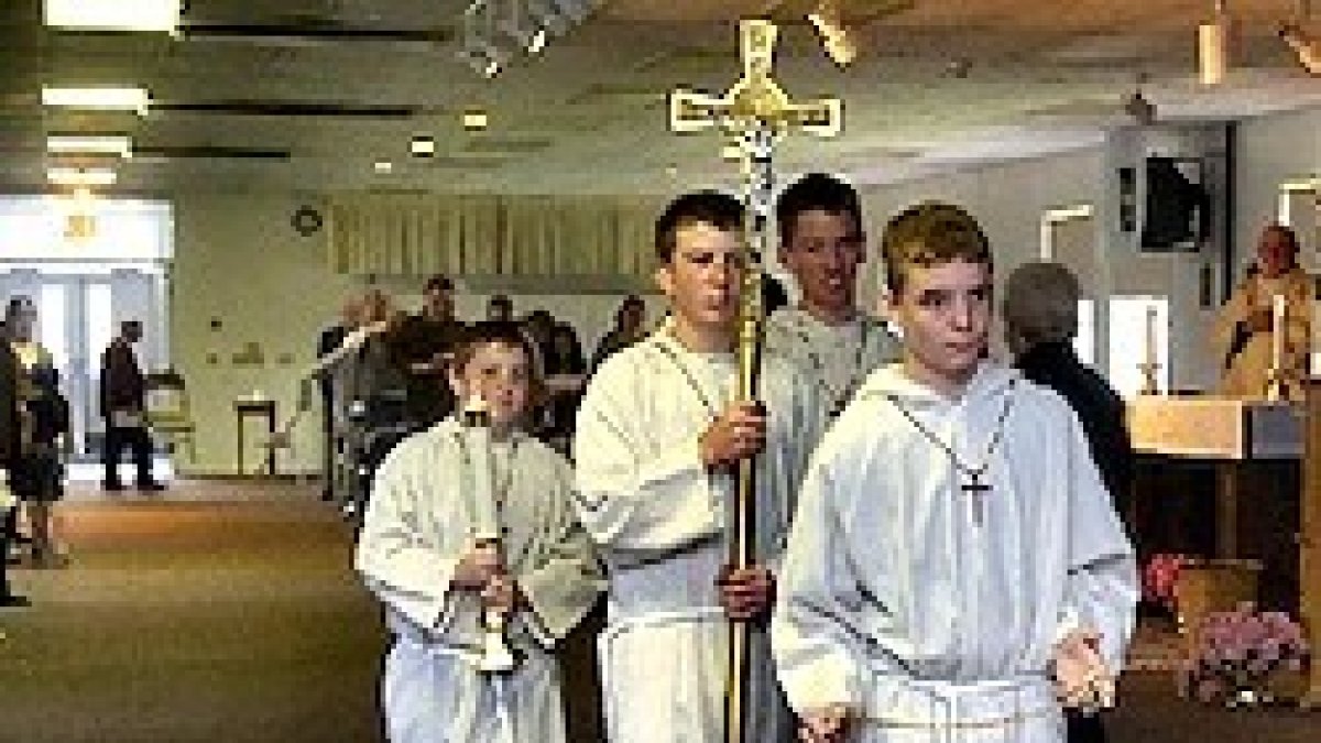 Si deja de haber monaguillas, crecen los monaguillos... y las vocaciones sacerdotales.