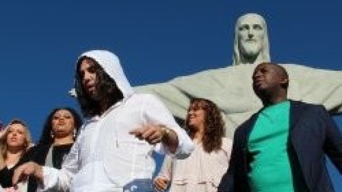 Jóvenes JMJ en el Cristo del Corcovado en Rio de Janeiro