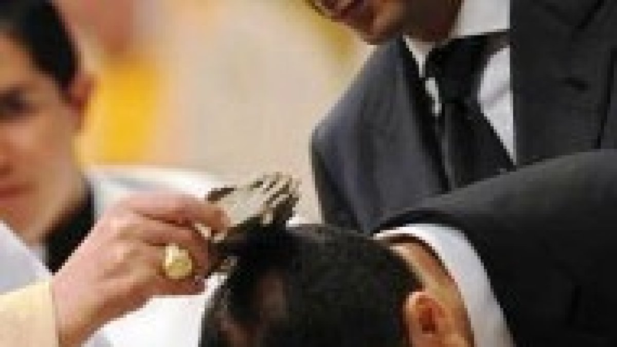 La mano de Benedicto XVI sobre Allam