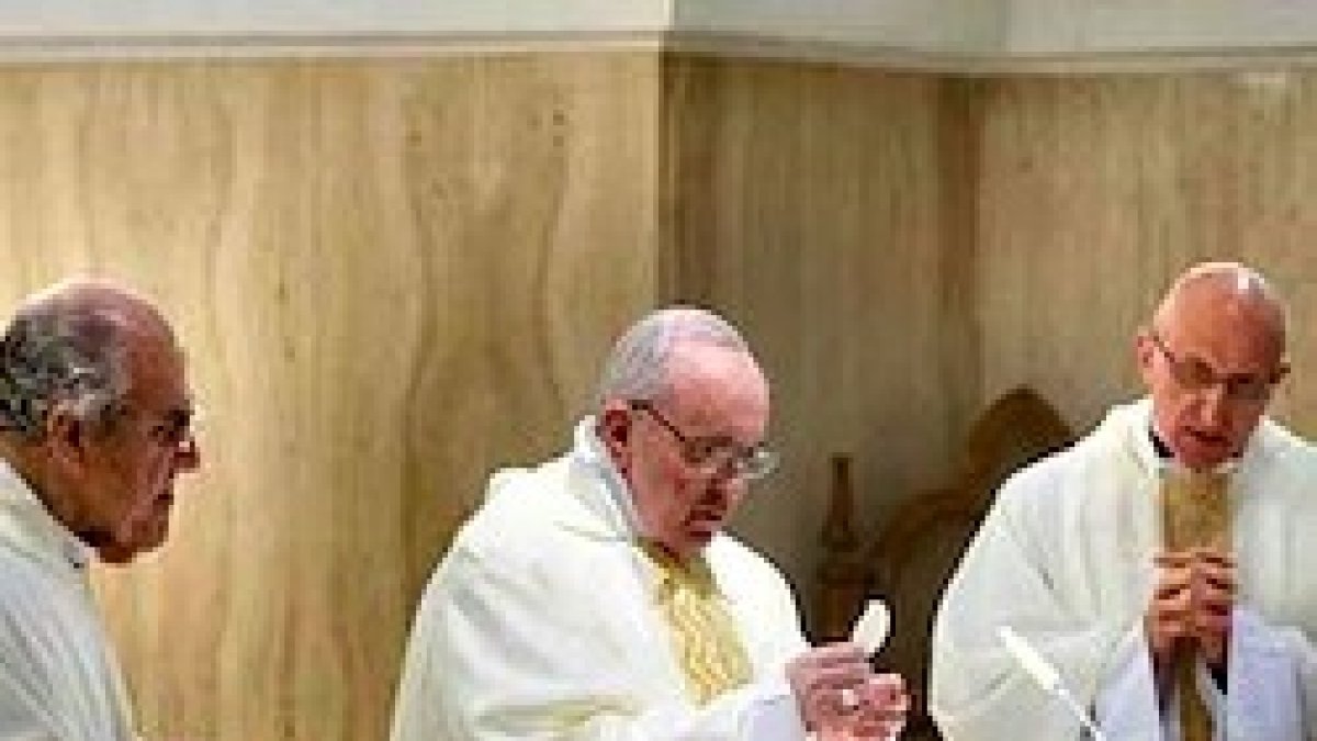 El Papa, celebrando en Santa Marta.