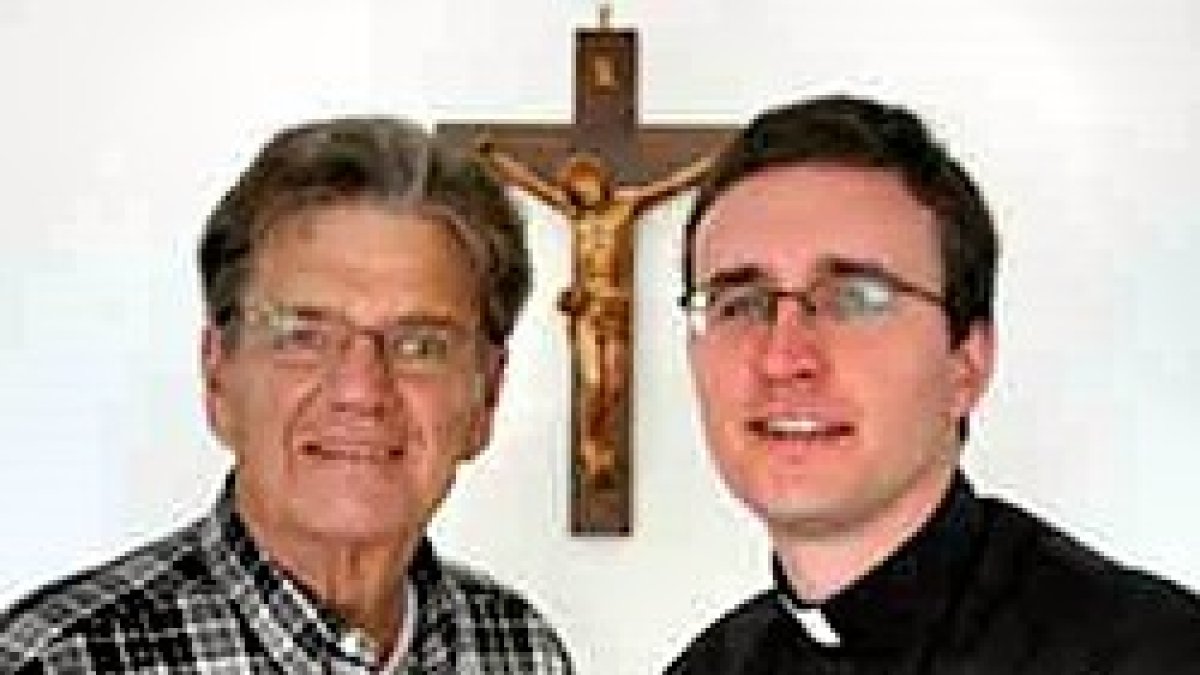 Bruce McComb con su párroco, Jonathan Goertz.