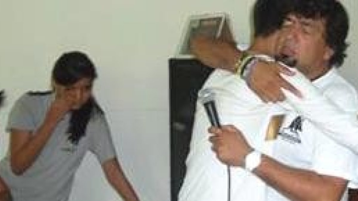 Hanns abraza unos jóvenes - su experiencia le convence de que sentir amor y pertenencia protege de las drogas y las pandillas