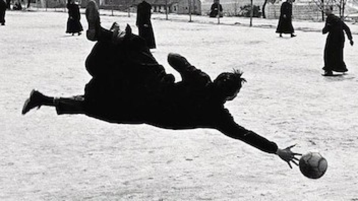 Un seminarista se estira para parar un balón