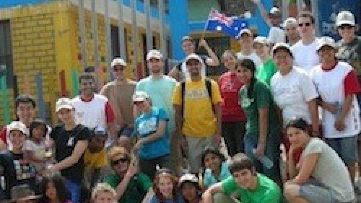 Jóvenes australianos van a la JMJ pasando por Pamplona Alta, Perú