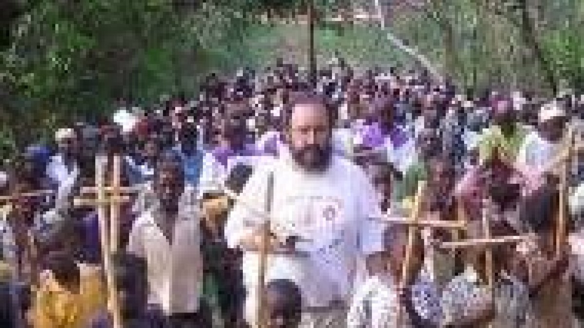 El obispo Aguirre, con sus niños en Bangassou