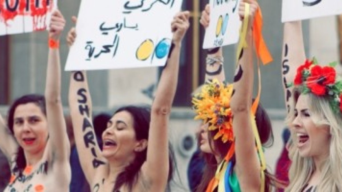 Las Femen en una protesta en París - son un producto de propaganda muy bien financiado, ¿por quién?