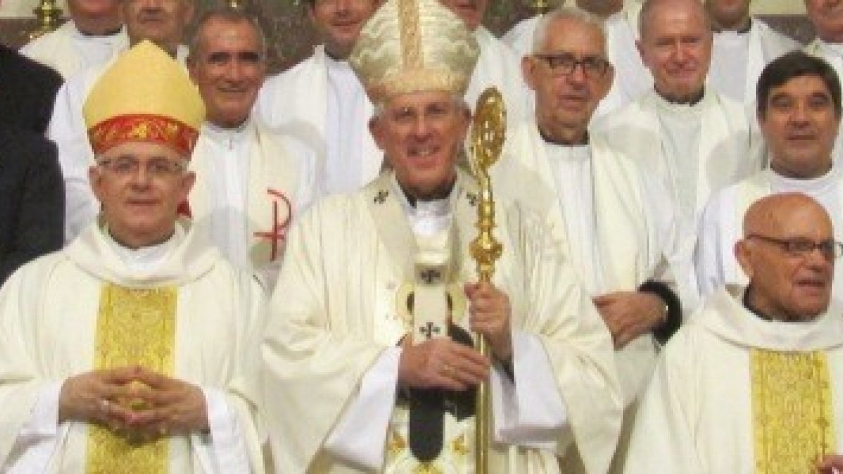 El arzobispo de Toledo tiene a un lado a su obispo auxiliar y al otro a don Julio, ya cumplidos sus cien años