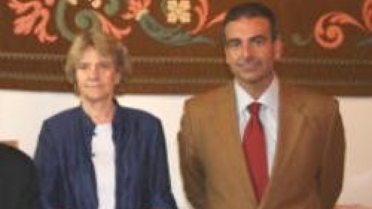 Soledad Becerril, Defensora del Pueblo, con Sebastián Mora, de Cáritas