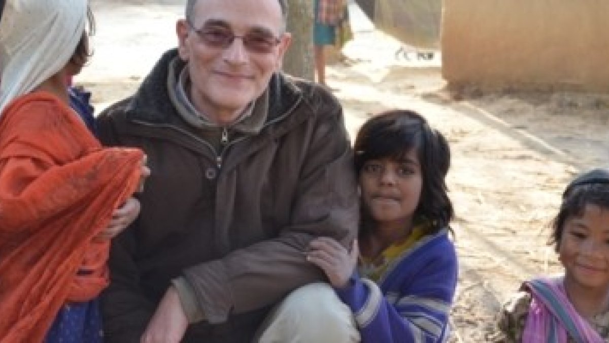 Eugenio Sanz, hermano marista, con algunos niños de los campos de té de Bangla Desh