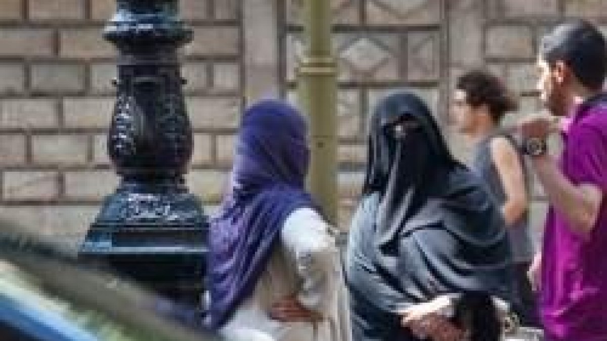 El niqab solo deja ver los ojos; el burka, con rejilla, no deja ni ver los ojos
