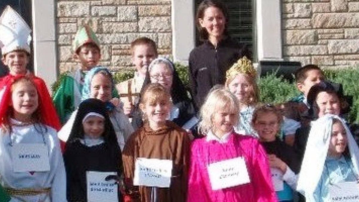 Aunque disfrazarse de santos es una forma divertida de proponer sus figuras, el Papa recuerda que no eran superhombres y que todos estamos llamados a la santidad